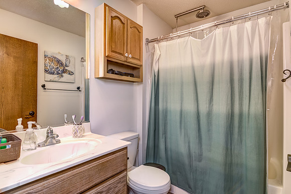 07 - Primary Bathroom-1