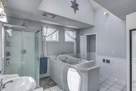 07 - Primary Bathroom-1