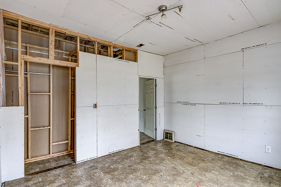 10 - Main Level Bedroom - 1-2