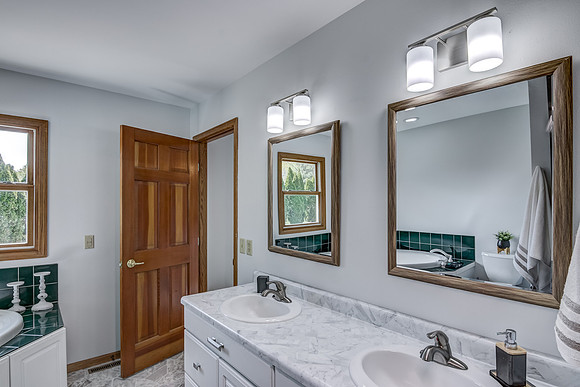 07 - Primary Bathroom-1
