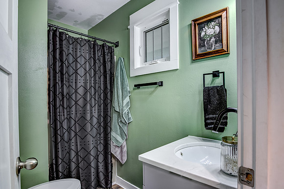 07 - Primary Bathroom-1