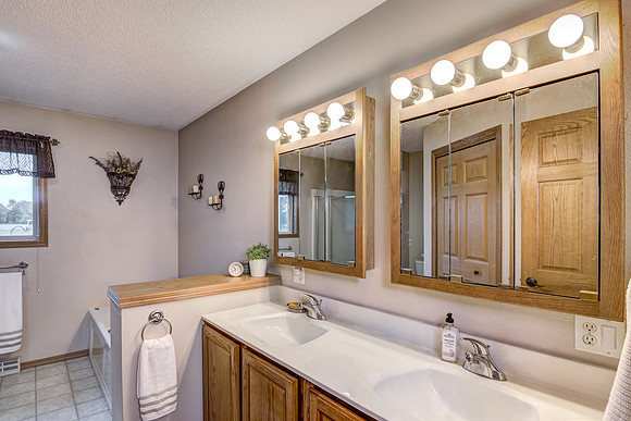 07 - Primary Bathroom-1