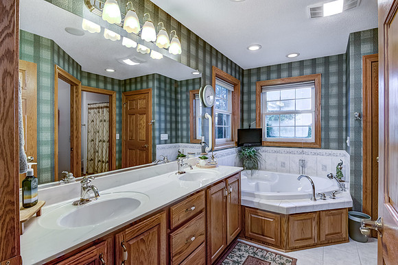 07 - Primary Bathroom-1