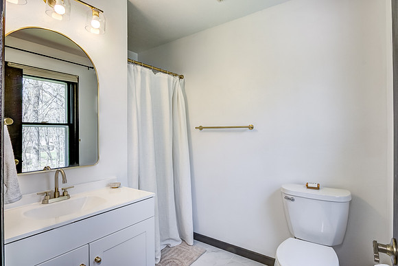 07 - Primary Bathroom-1