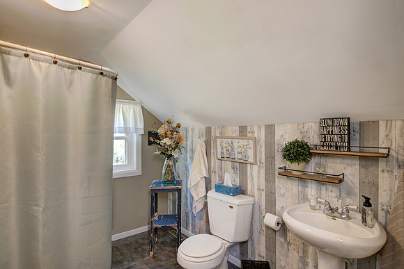 07 - Primary Bathroom-1
