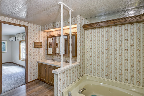 07 - Primary Bathroom-3
