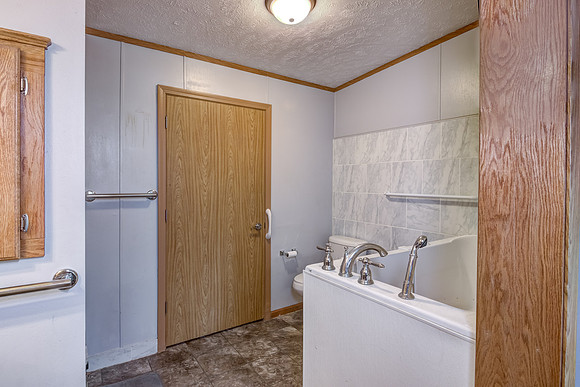 07 - Primary Bathroom-1