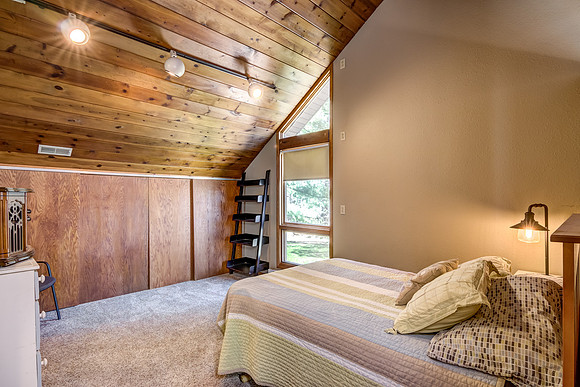 x - 11 - Upper Level Bedroom - 2-1