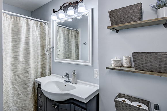 07 - Primary Bathroom-1